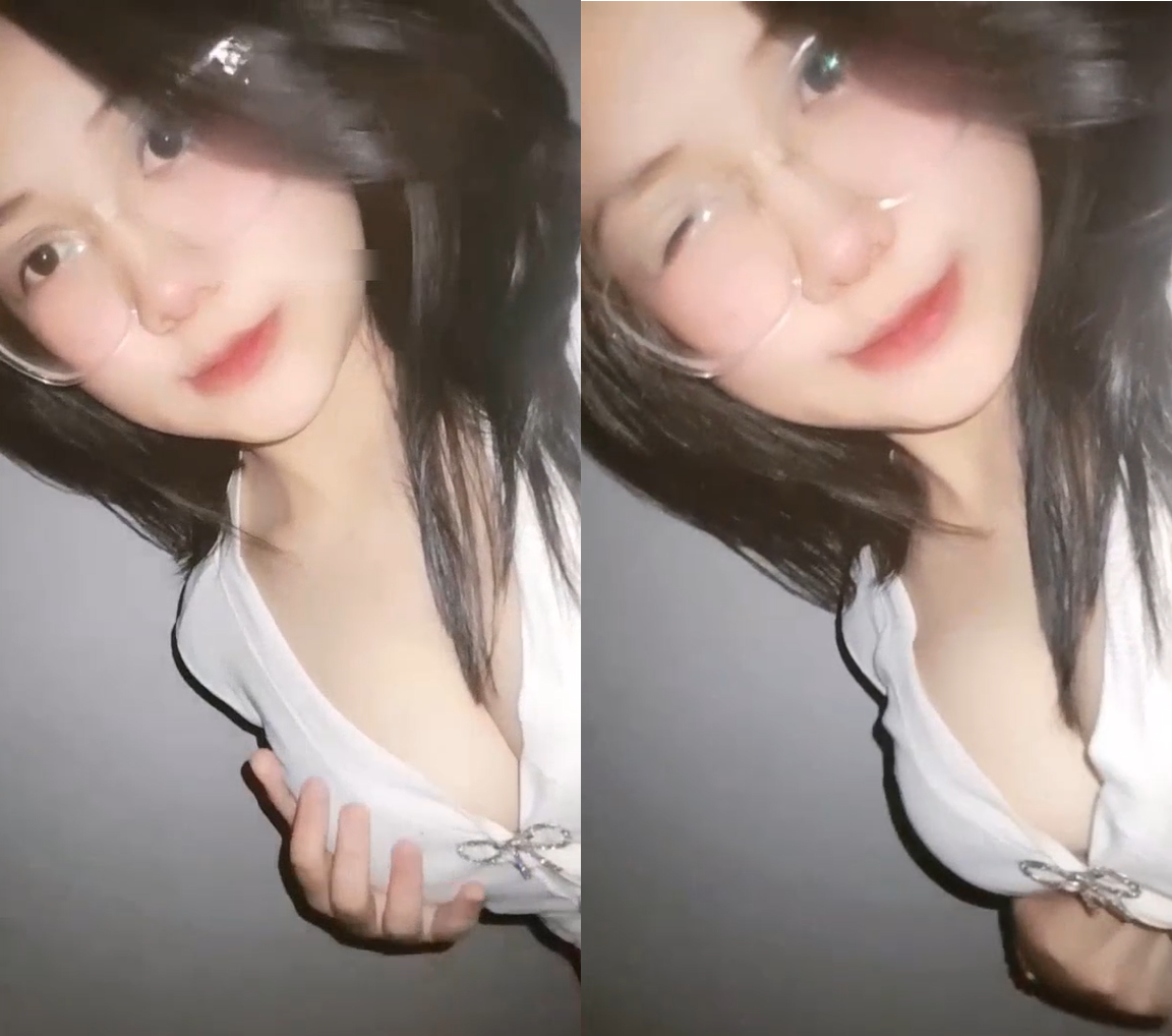 Cô Gái Xinh Đeo Kính Quyến Rũ Trong Cảnh Nóng Mới Nhất